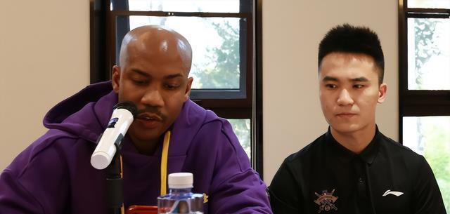 那不勒斯主席德劳伦蒂斯看上去很有信心让奥斯梅恩留下，他声称已经准备与奥斯梅恩签下续约合同。
